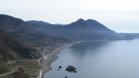 Photo 1 : Many small and isolated settlements in Japan, such as this one on the north-western coast of Sado Island in Niigata Prefecture, are shrinking and are under threat of disappearing entirely