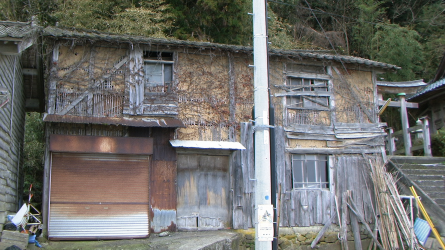 Photo 2 : Within these communities the built environment is deteriorating as houses stand empty ...