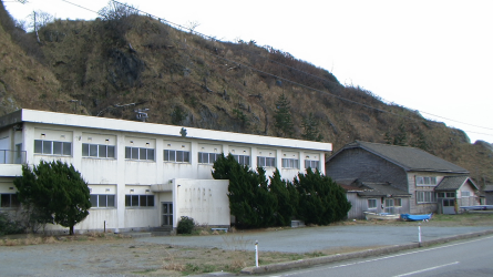 Photo 15 : Schools lie abandoned and unused, and empty of children ...