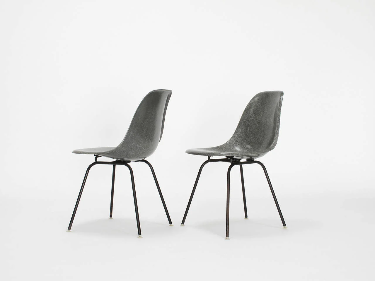 HS_Eames_gray_shell_chairs_master_l.jpeg