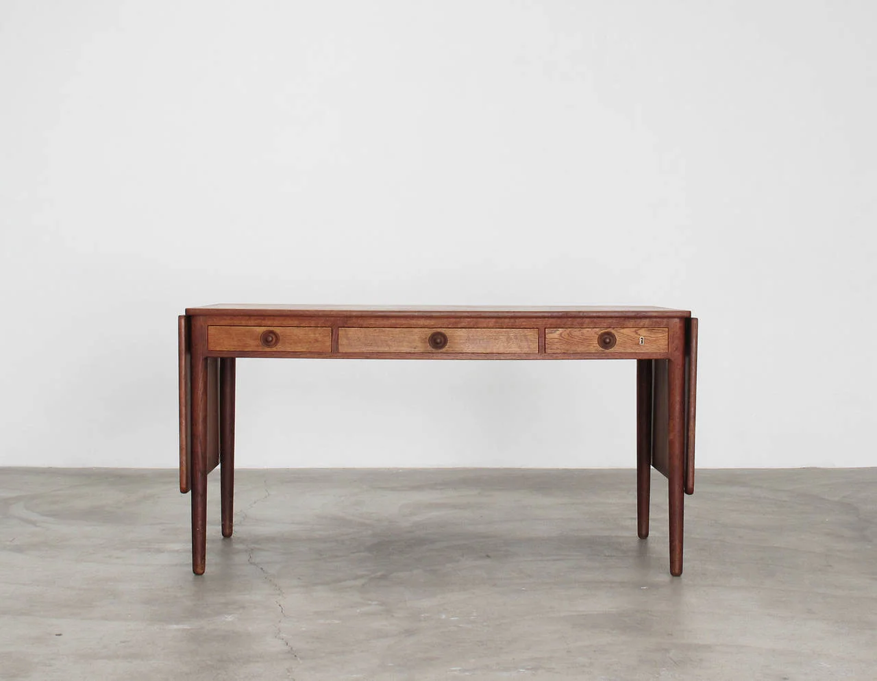 HS_a_solid_wood_desk_by_Hans_Wegner_l.jpeg