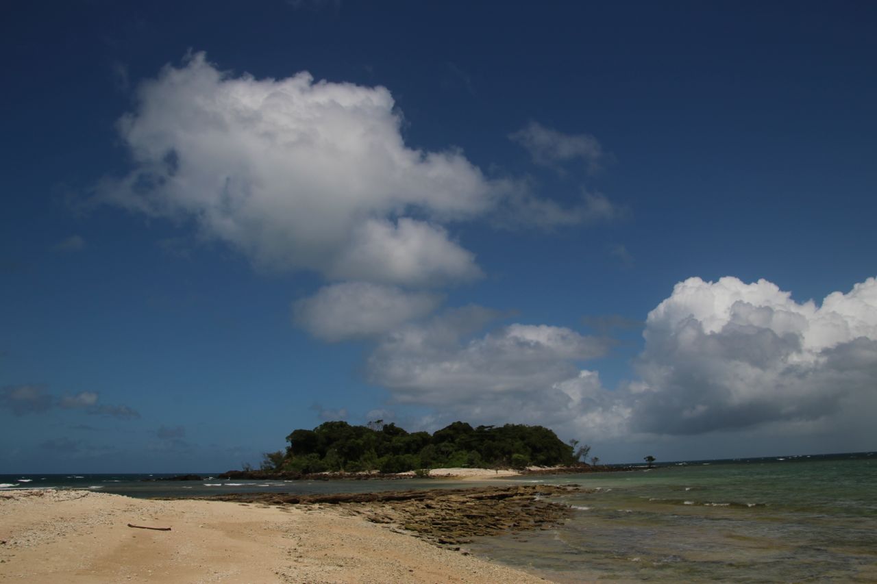 We saw the turtles in the water here. The other deserted island is just ahead. 