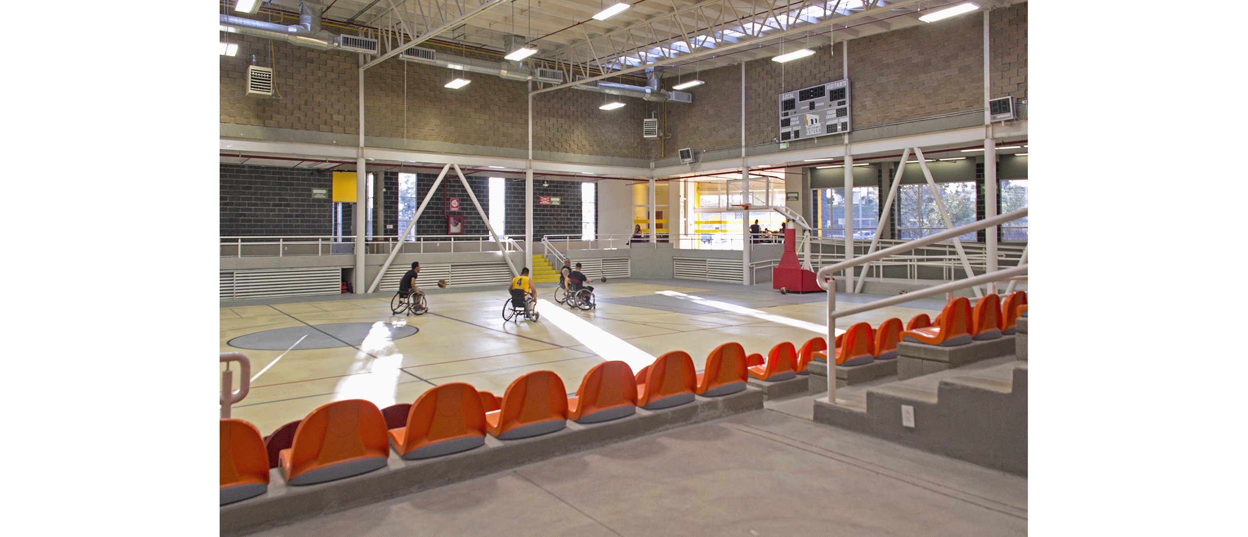 GYM ADAPTADO cancha y gradas en verano.jpg