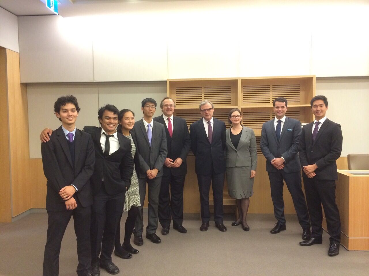 The grand finalists of the 2015 Ashurst Private Law Moot, from the University of New South Wales and the University of Melbourne, with Justice Anthony Meagher (NSW Court of Appeal), Justice Richard White (NSW Supreme Court) and Professor Simone Degeling (Co-Director of the Private Law and Policy Research Group, UNSW)