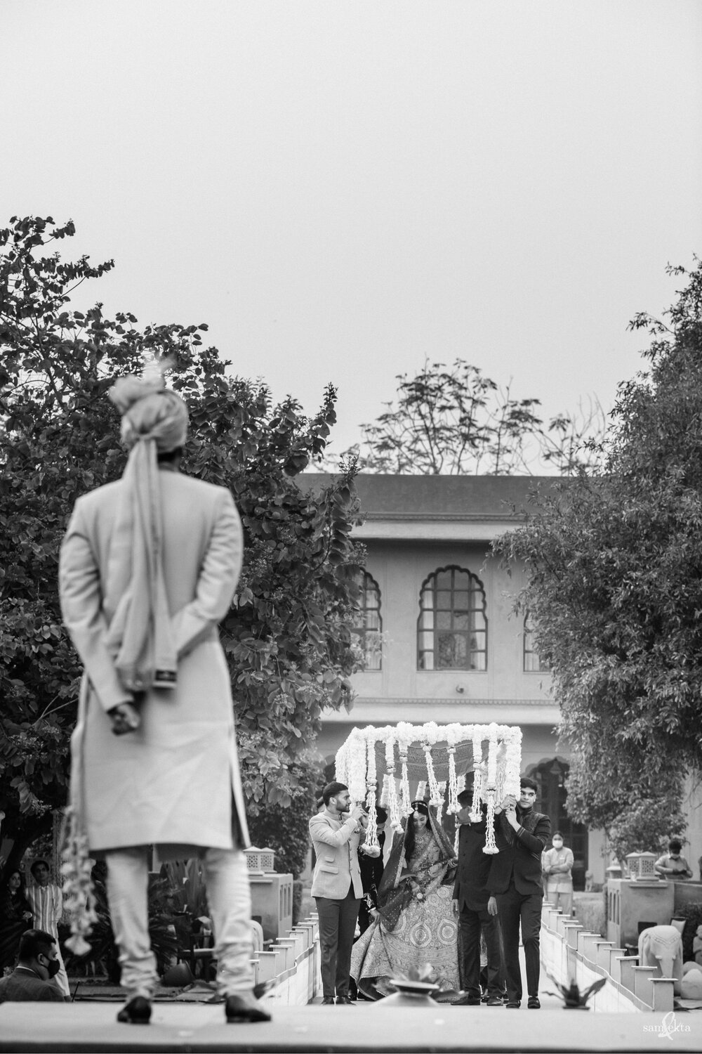 Mehandi walked toward Shivam, led by her brothers