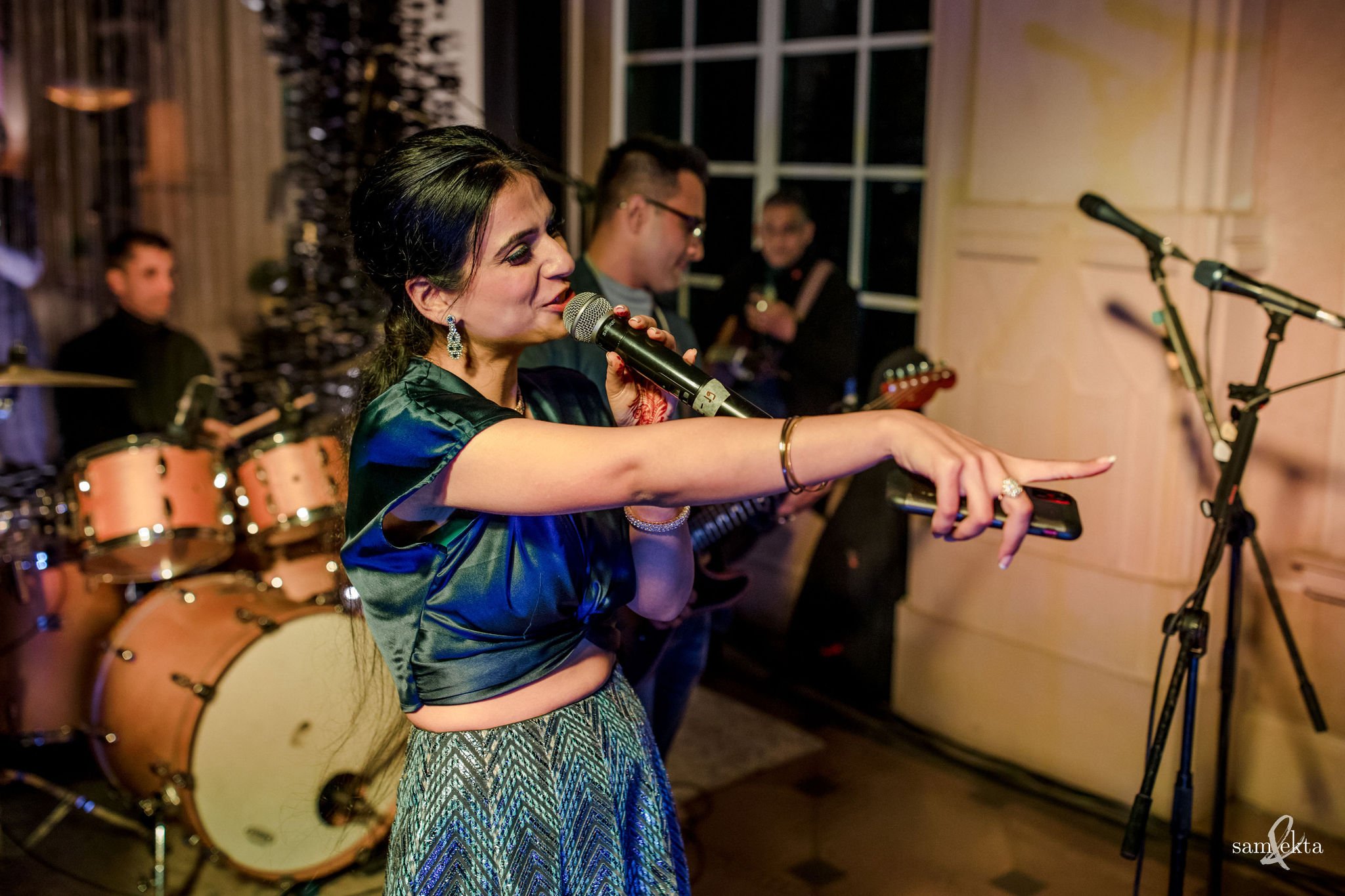 At the cocktail, Gitana began to sing