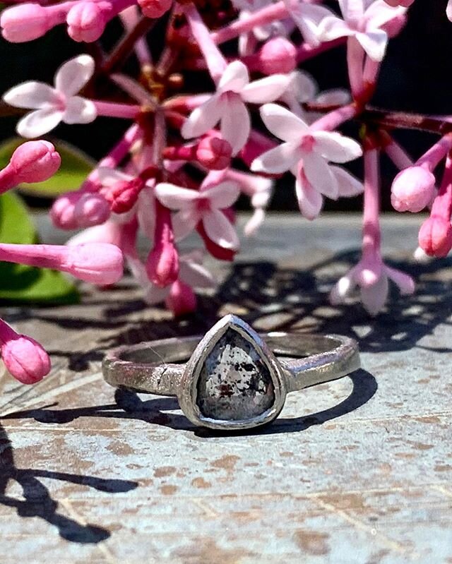 Summer Sparkles @marmarjewelsboutique our newest retail partner☀️🌊⛴ #summer #blockisland #saltandpepperdiamonds #palladium #rosecutdiamonds #simpleisbeautiful #getoutside #liveyouradventure #supportsmallbusiness #alternativeengagementring #finejewel