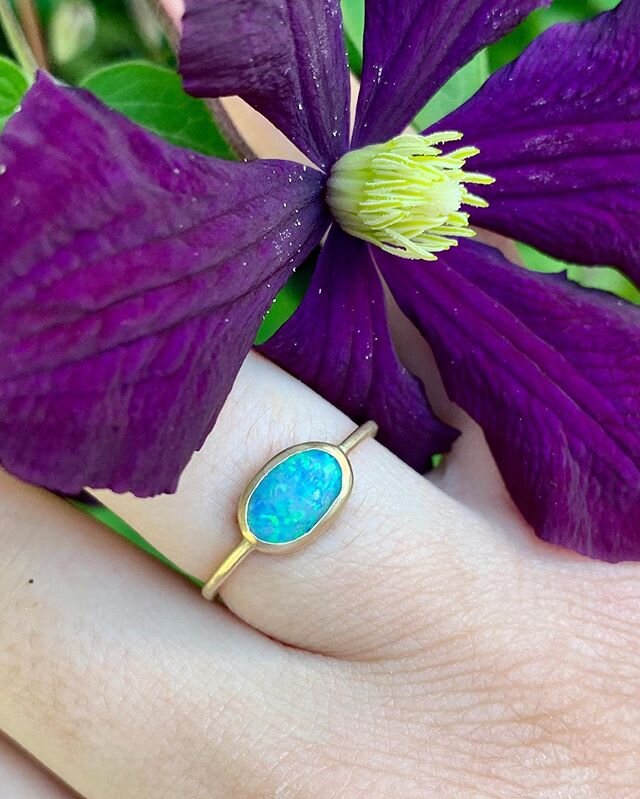 Blue Sky; Blue Confetti Opal💦 . . . . . . . . . 
#boulderopal #australianboulderopal #opalring #caribbeanblue 
#australianopals #boulderopals  #opalicious #stackemup #caribbean #lightningridge #opal #pointflash #anopaladay #14k #gold #simpleisbeauti