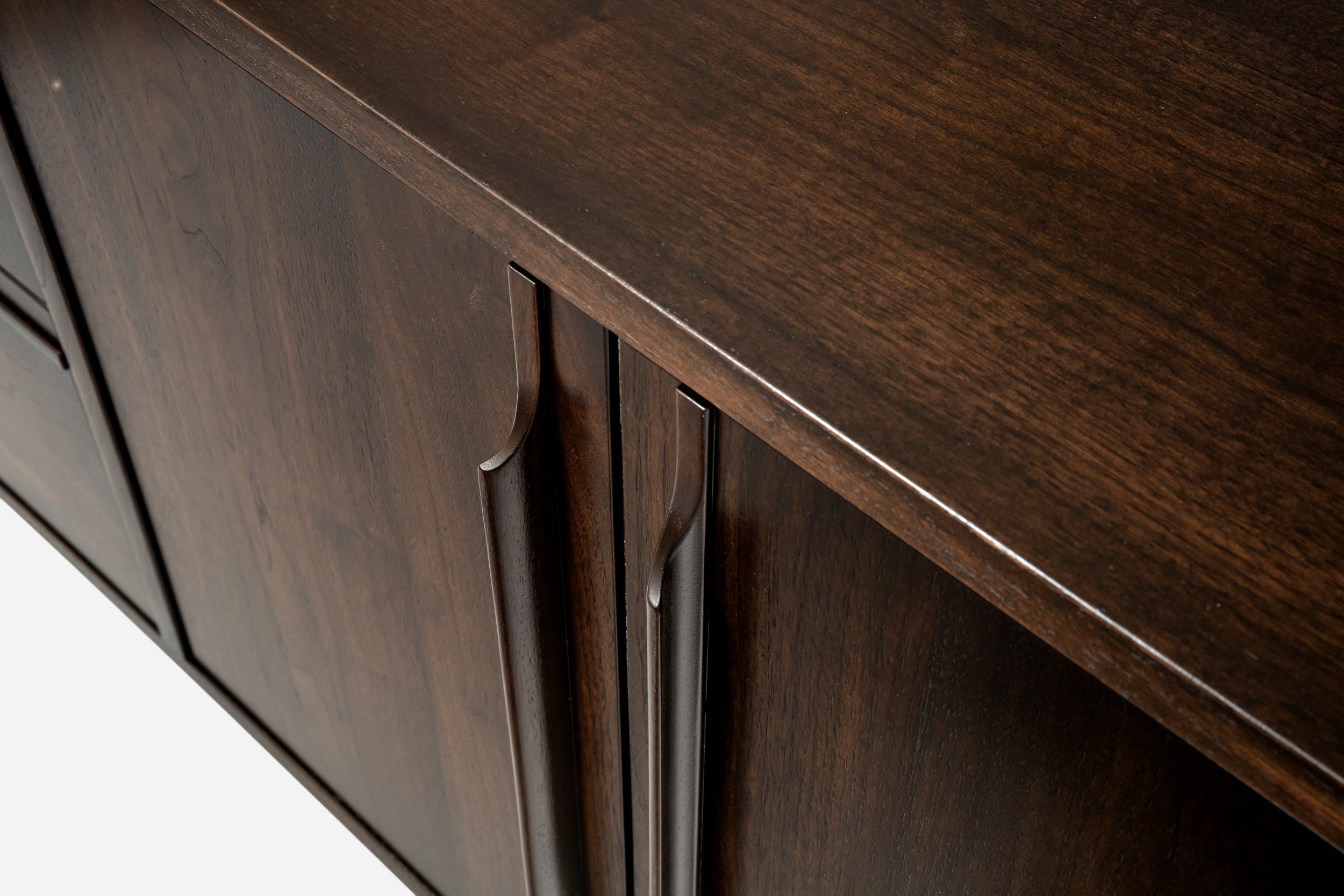 grain pattern close up – rich walnut texture – warm tonal variation