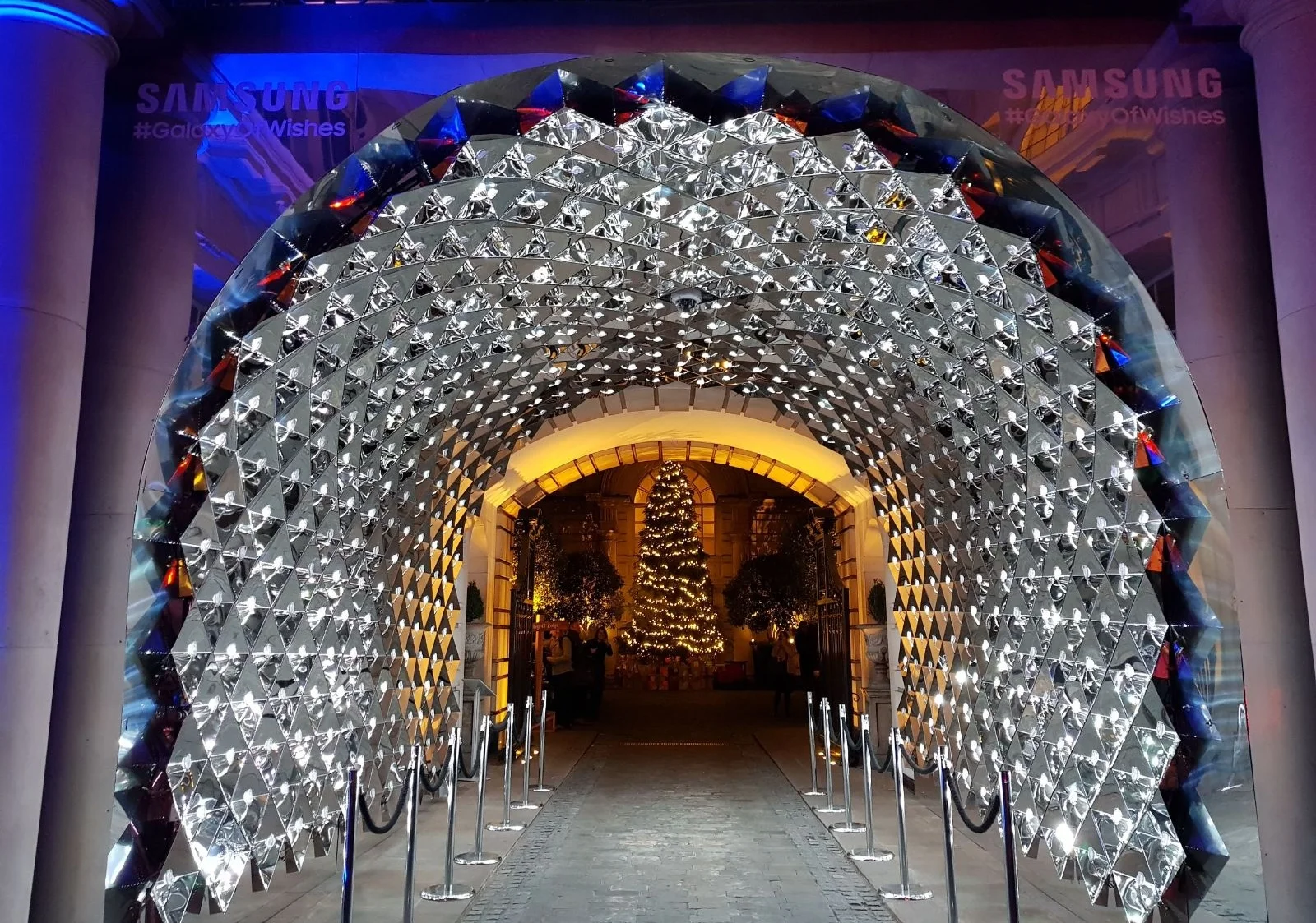 Mirror tunnel installation for Samsung