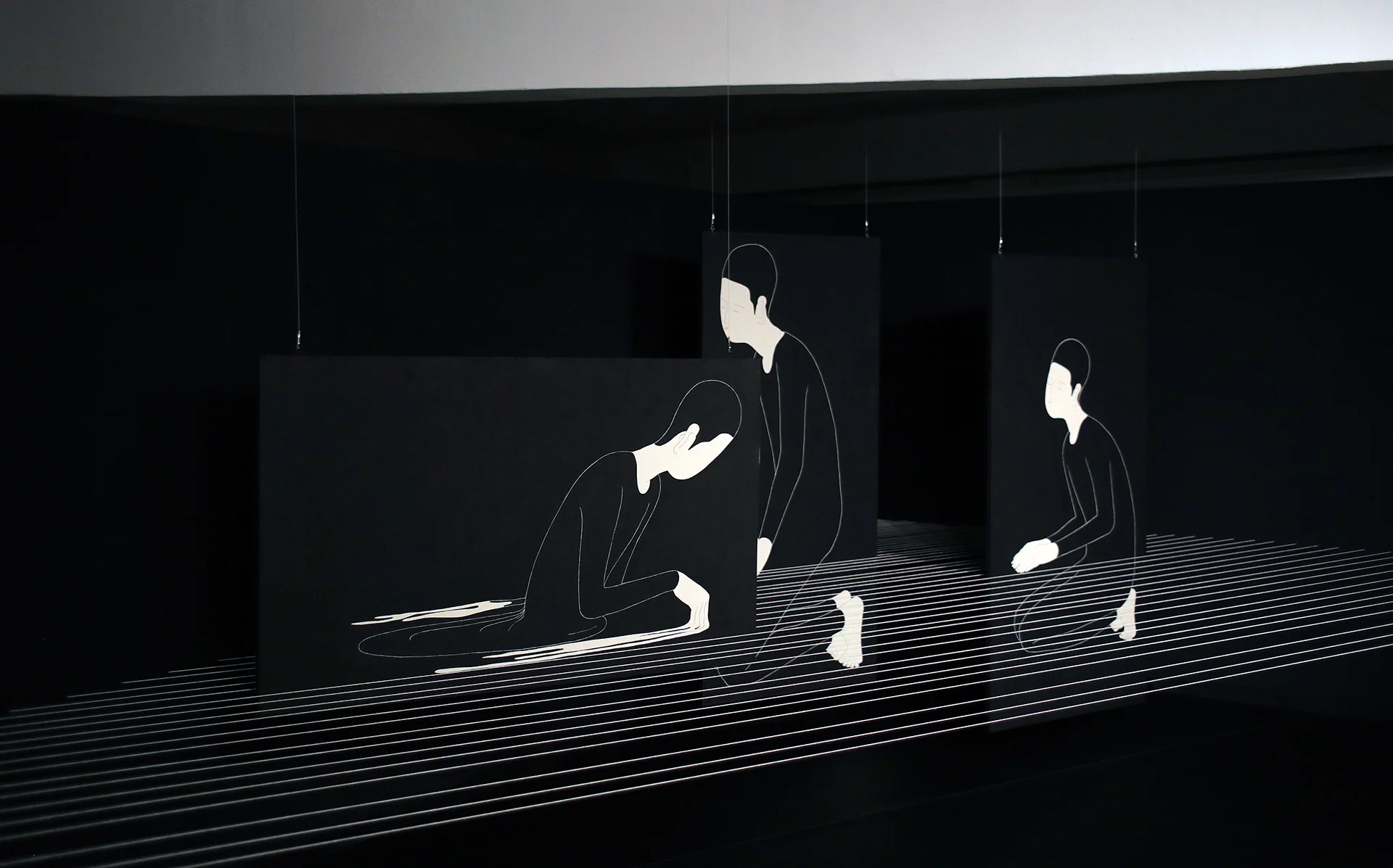 실로 있기 / A way of being Op. 0111PI - 600 x 300 cm, 한지에 먹, 실, 가변설치 / Korean ink on Korean paper, thread installation, 2015 Installed in D Project Space - Guseulmoa, Seoul, South Korea, 2015