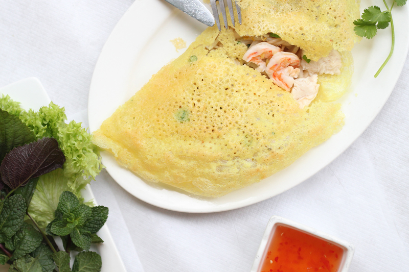traditional crispy pancake, prawn and chicken served with salad and herbs