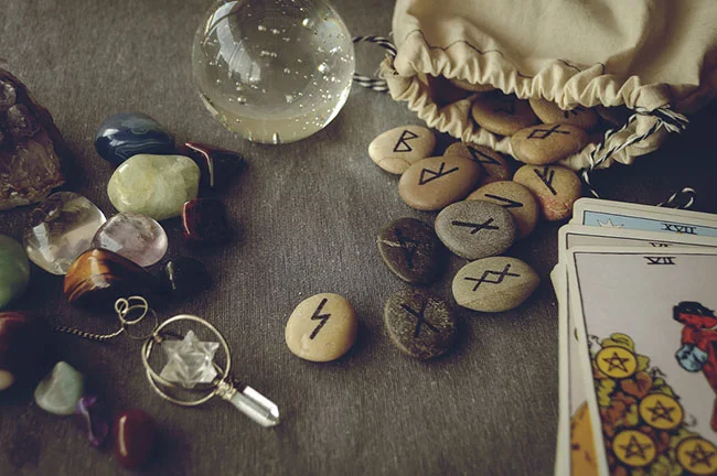 Runes-And-Tarot-Cards.jpg