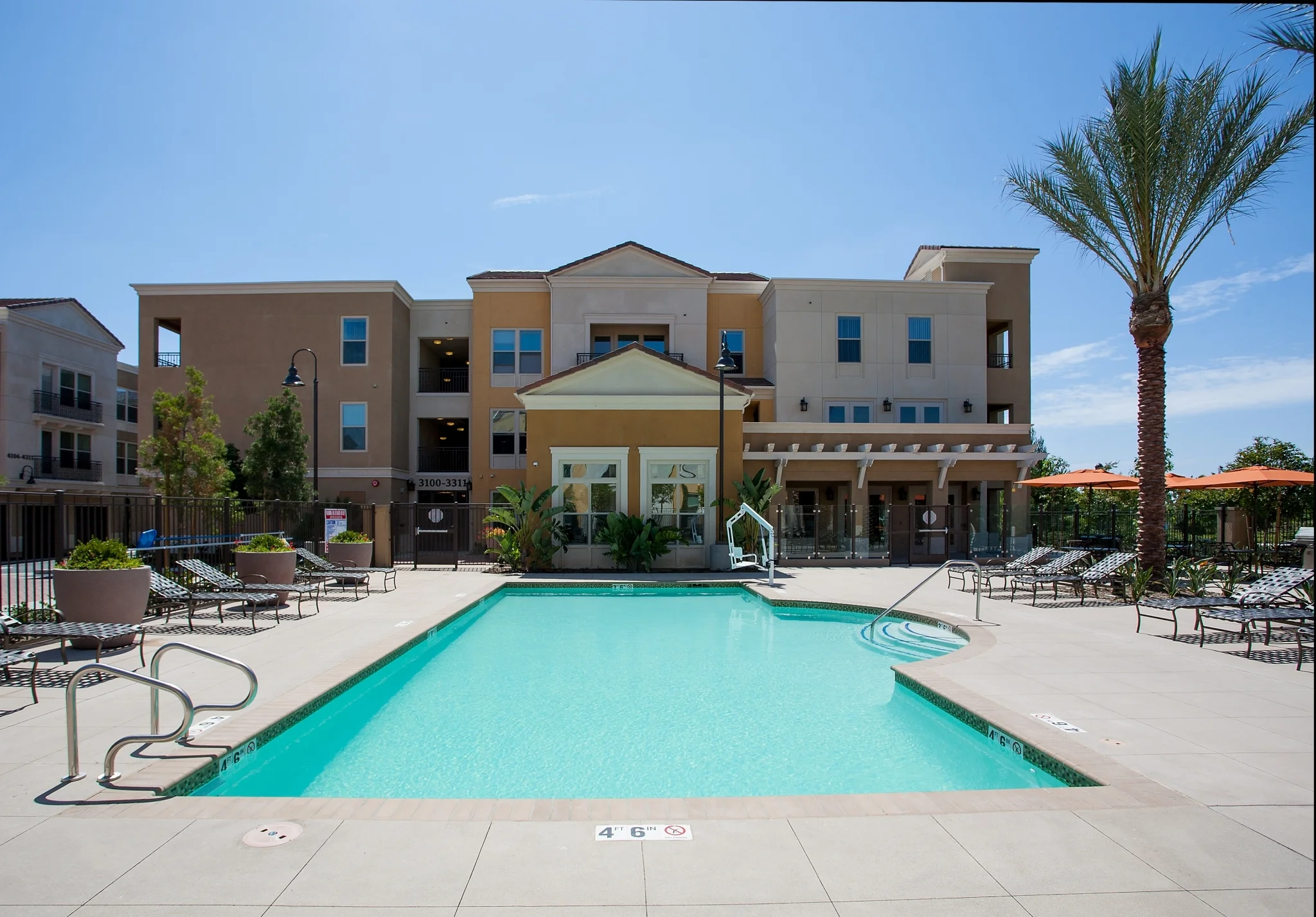 Photo courtesy of http://www.amcalalegre.com/irvine-irvine/alegre-apartments-apartment-home/photos/