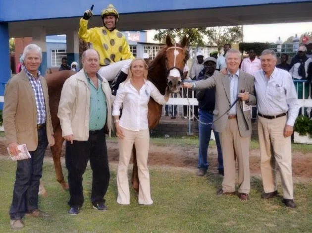 Casey’s Dance with assistant trainer Bridget Stidolph and member of the Sunmark Syndicate / Mashonaland Owners & Trainers Association (p)
