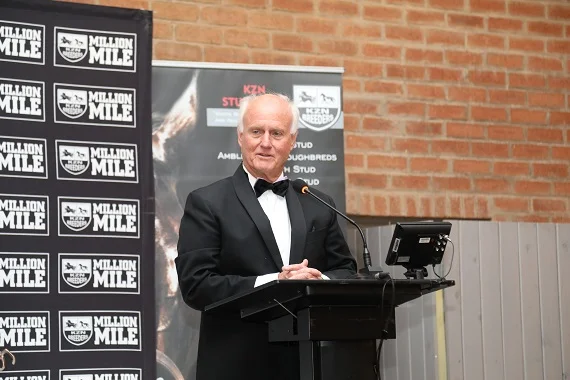 Mick Goss accepts his award (Pic – Candiese Marnewick)