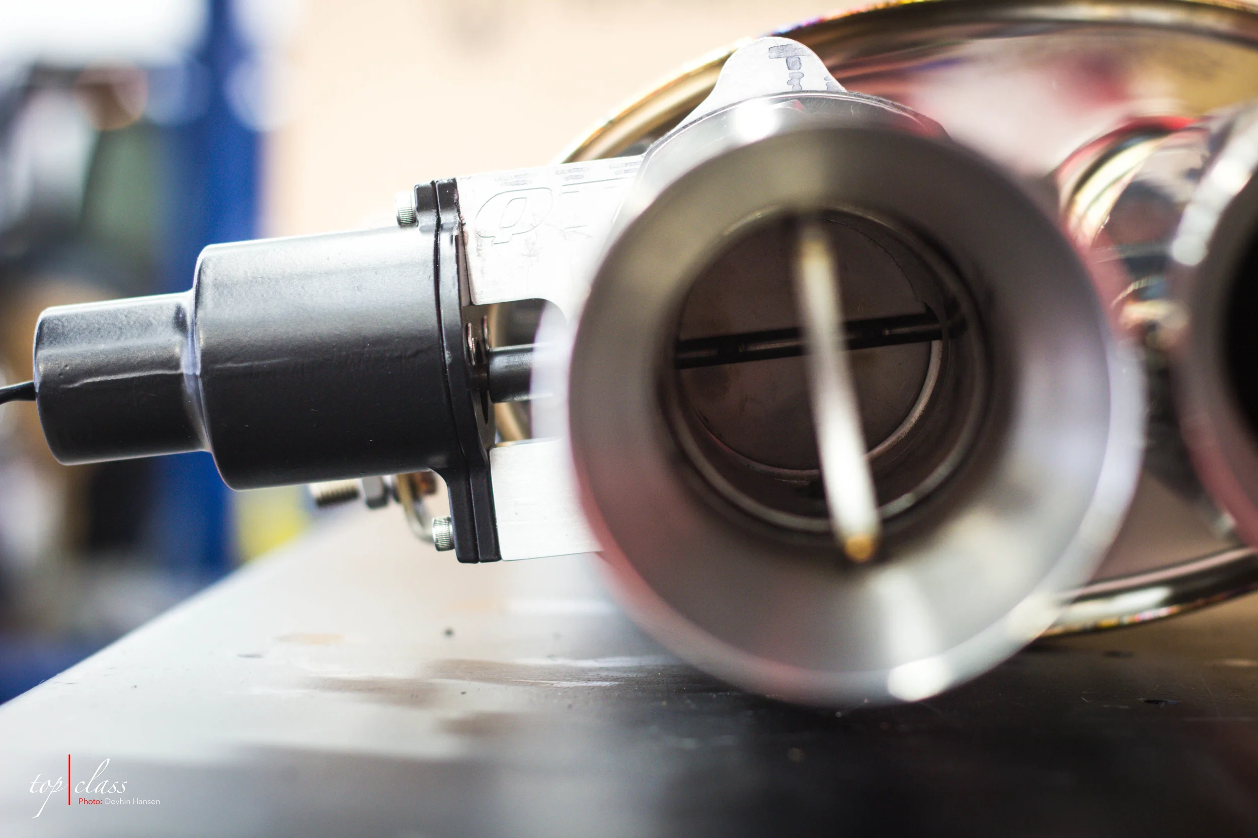 Here you can see the valve inside the opens/closes at the command of the drivers fingertips.