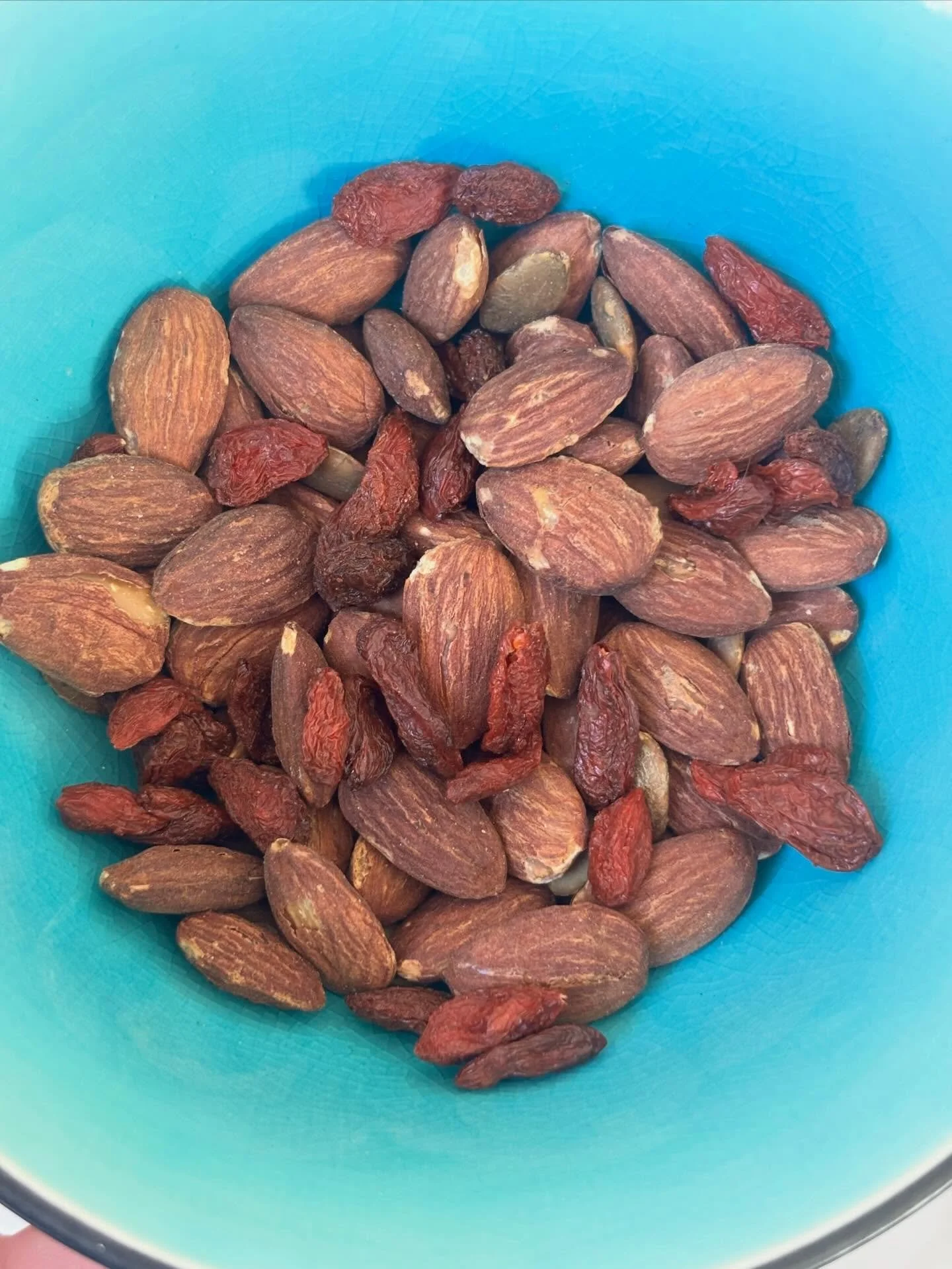 ⚡️Snack Time! ⚡️
One of my favorite tasty remedies for a late-afternoon energy slump is also great for anyone dealing with hormonal changes&hellip;(think: #fertility #pregnancy #postpartum #perimenopause and teens with #periodproblems !)

⚡️Qi Tonic 