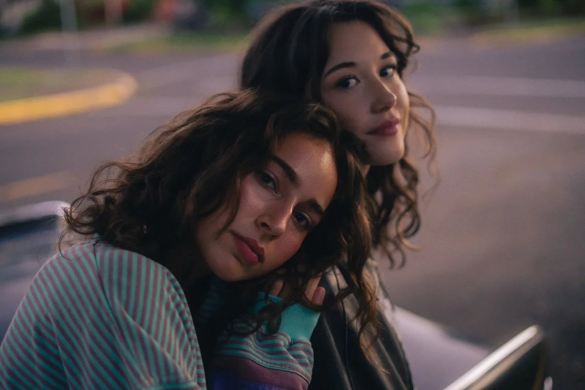 Website Hero-Girls as friends 01.jpg