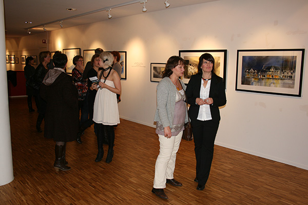 Hilde talks about her paintings. Here with Dora Stendal.