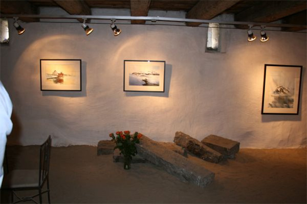 Sand og steingulv gjør galleriet til et utrolig sjarmerende sted! 