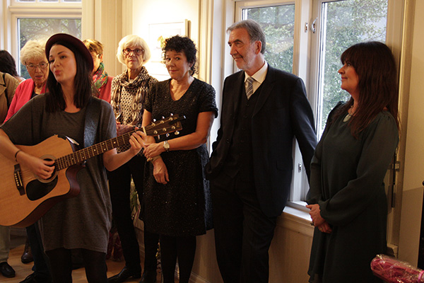 Alle nyter vakker sang og gitar fra skjønne Kine. 