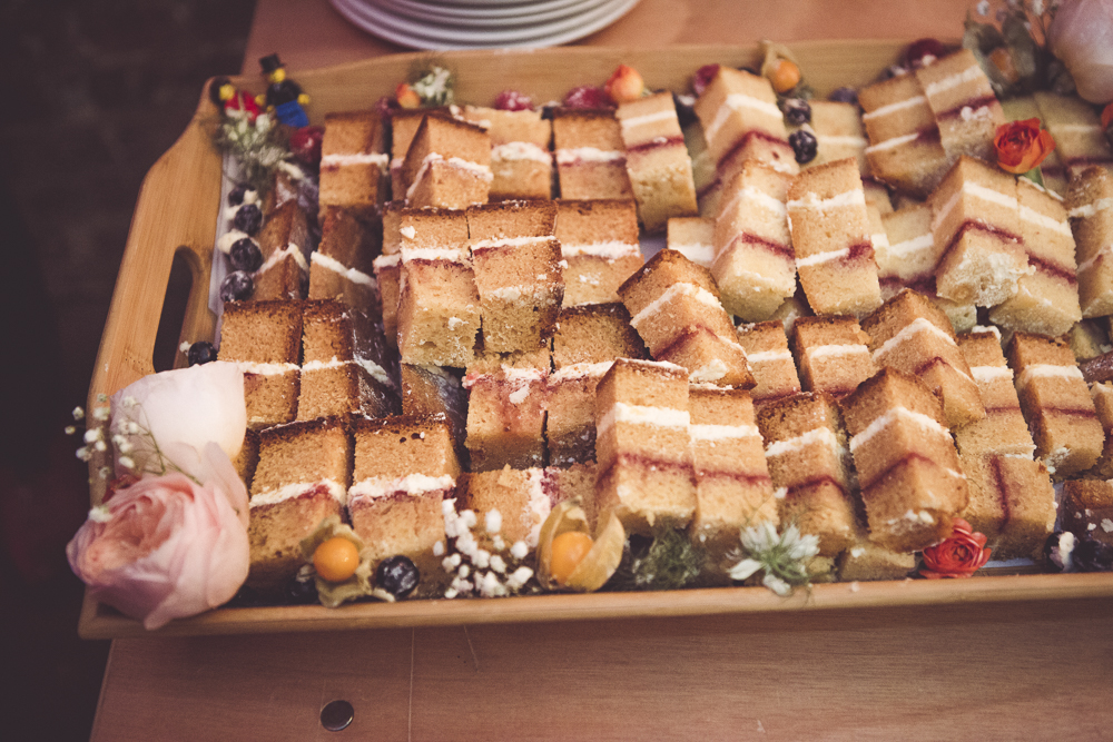 cut wedding cake