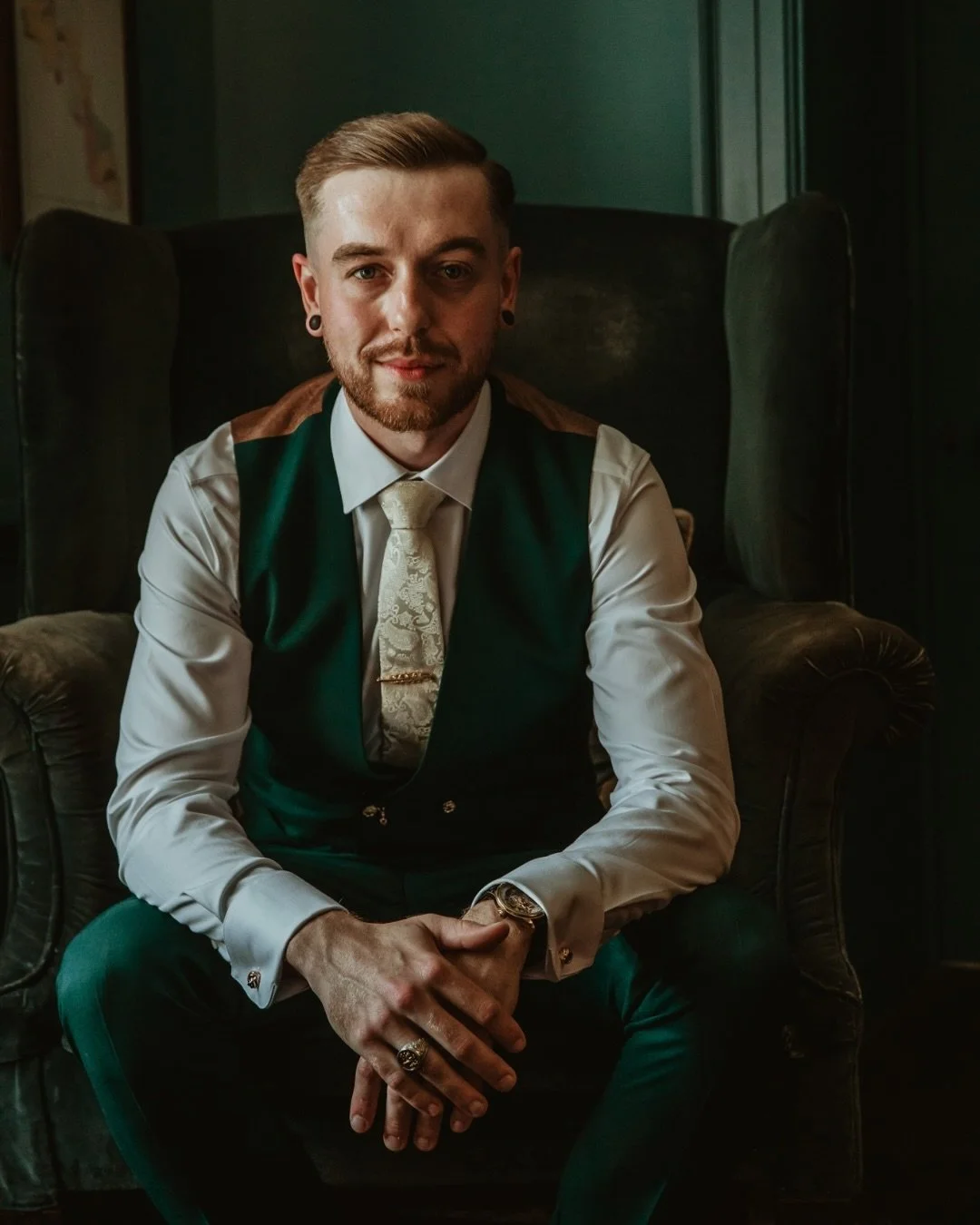 Groom&rsquo;s prep at The Goodwood Hotel is always a stylish affair, and Charlie was no exception. Effortlessly sharp in his deep green suit, he set the tone for a day of heartfelt celebration.

#GoodwoodHotel #GoodwoodWedding #GroomsPrep #GroomStyle