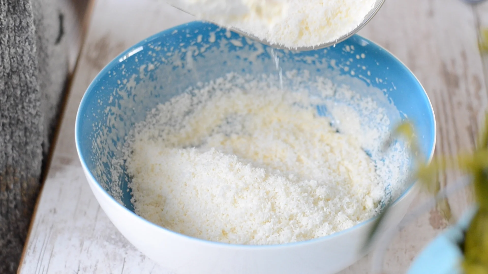 Ei-Zucker und Butter-Kokosmasse gut vermengen