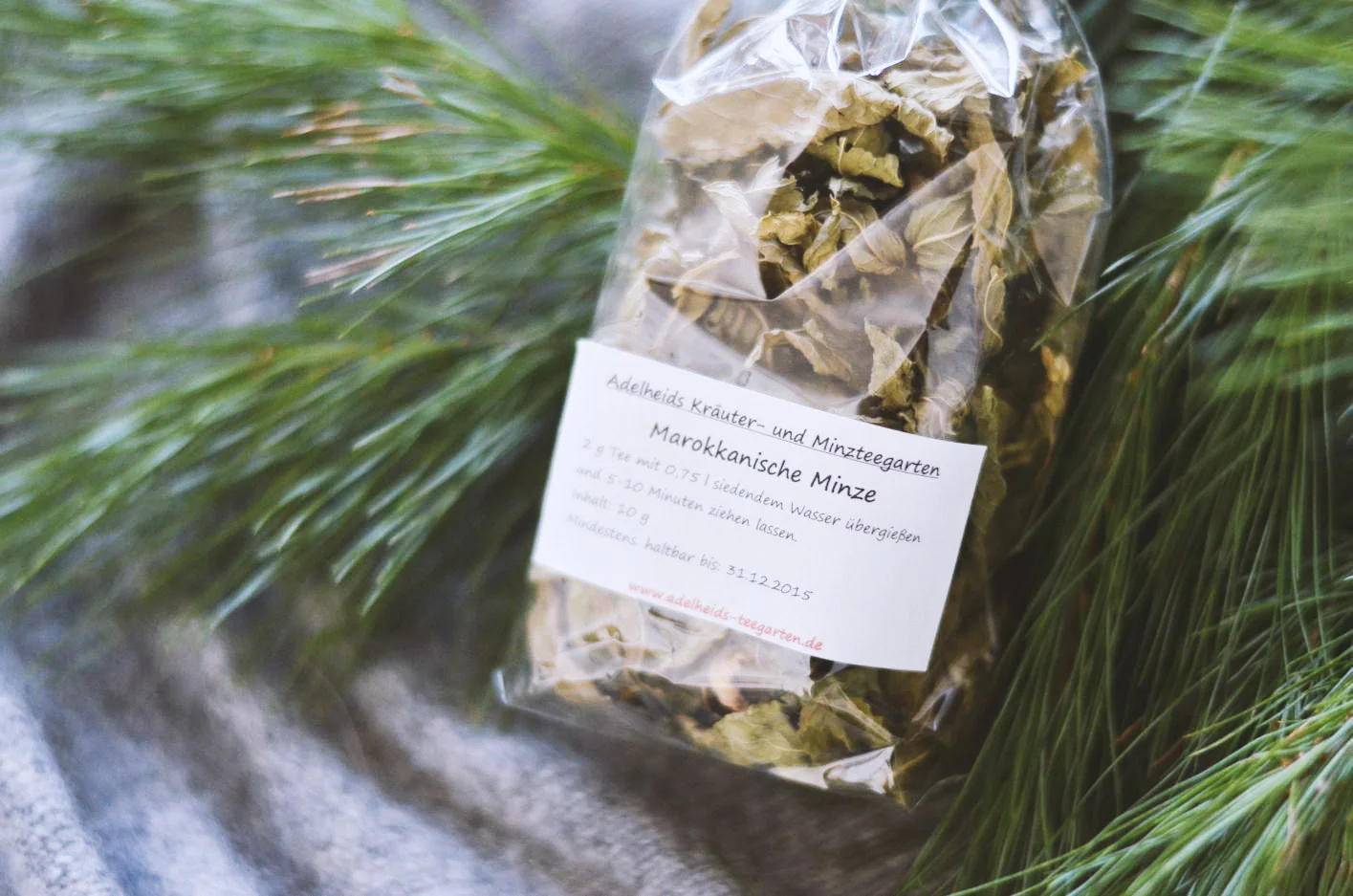 Dieser Pfefferminztee ist un-schlag-bar! Bei der Next Organic haben wir Adelheid kennen und ihren Tee lieben gelernt. In ihrem Garten im Spreewald baut sie 14 verschiedene Minzen an. Über die marokkanische sagt sie: "Die gehört zu den Muntermachern." Kann in der dunklen Jahreszeit absolut nicht schaden.