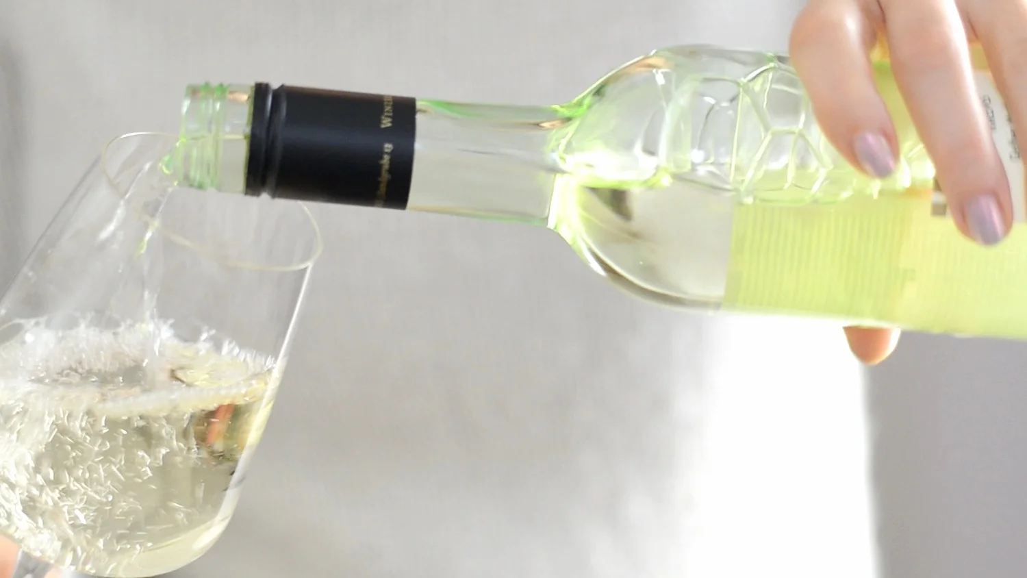 Mit 300 ml Weißwein ablöschen