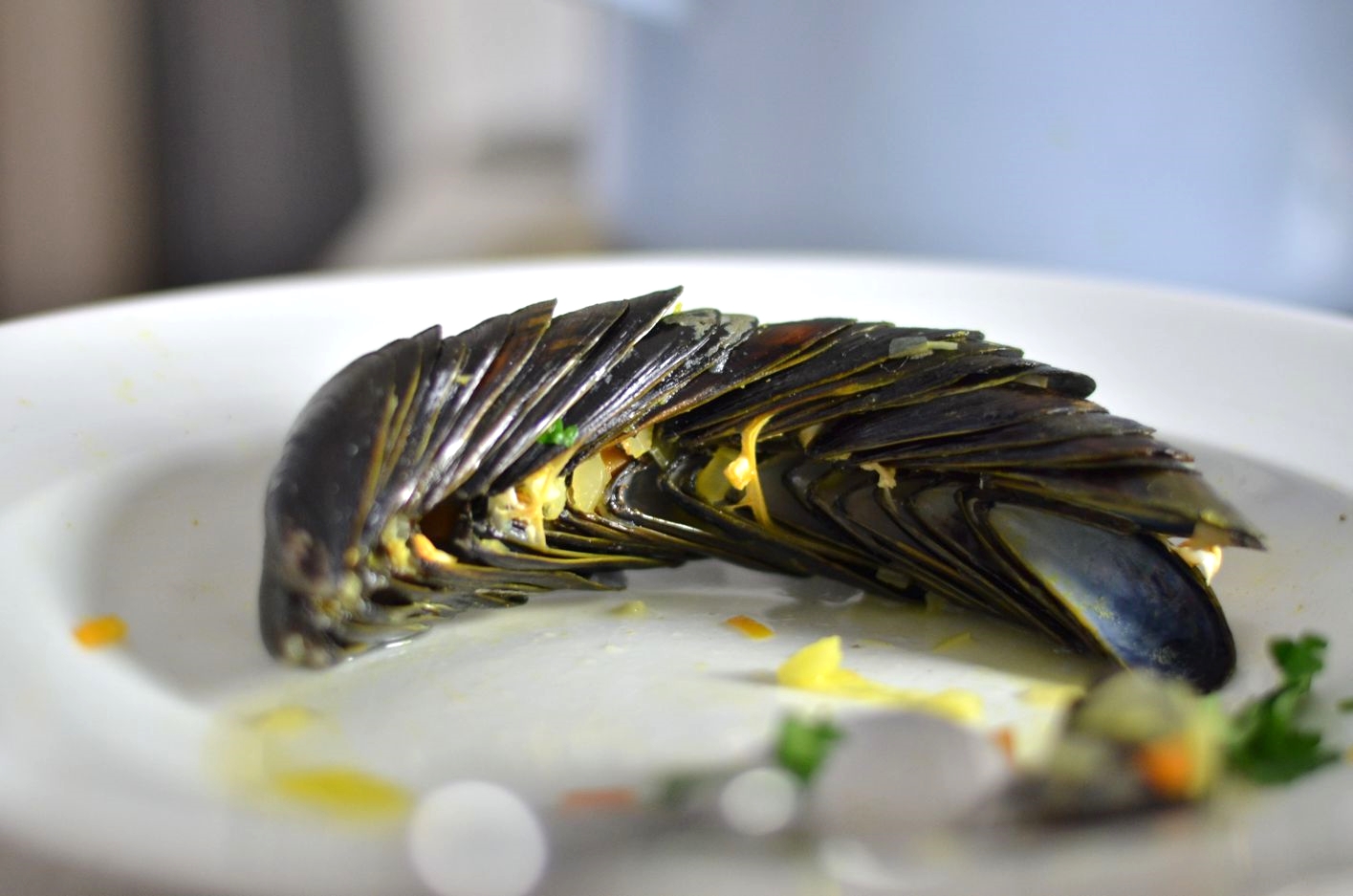 Den riesigen Berg leerer Schalen kann umgehen, wer in Bastellaune ist und sich bei den Franzosen diesen Trick abgeschaut hat. Die stecken die Schalen für gewöhnlich ineinander. Im Restaurant ist dafür vom Personal ein Lob fast schon garantiert.