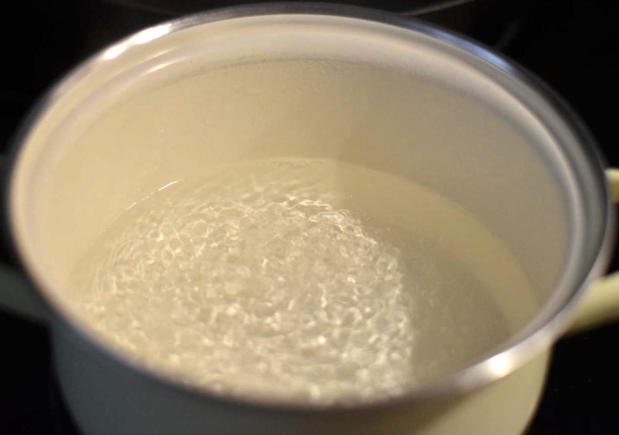 250 ml Wasser mit 250 ml Milch aufkochen