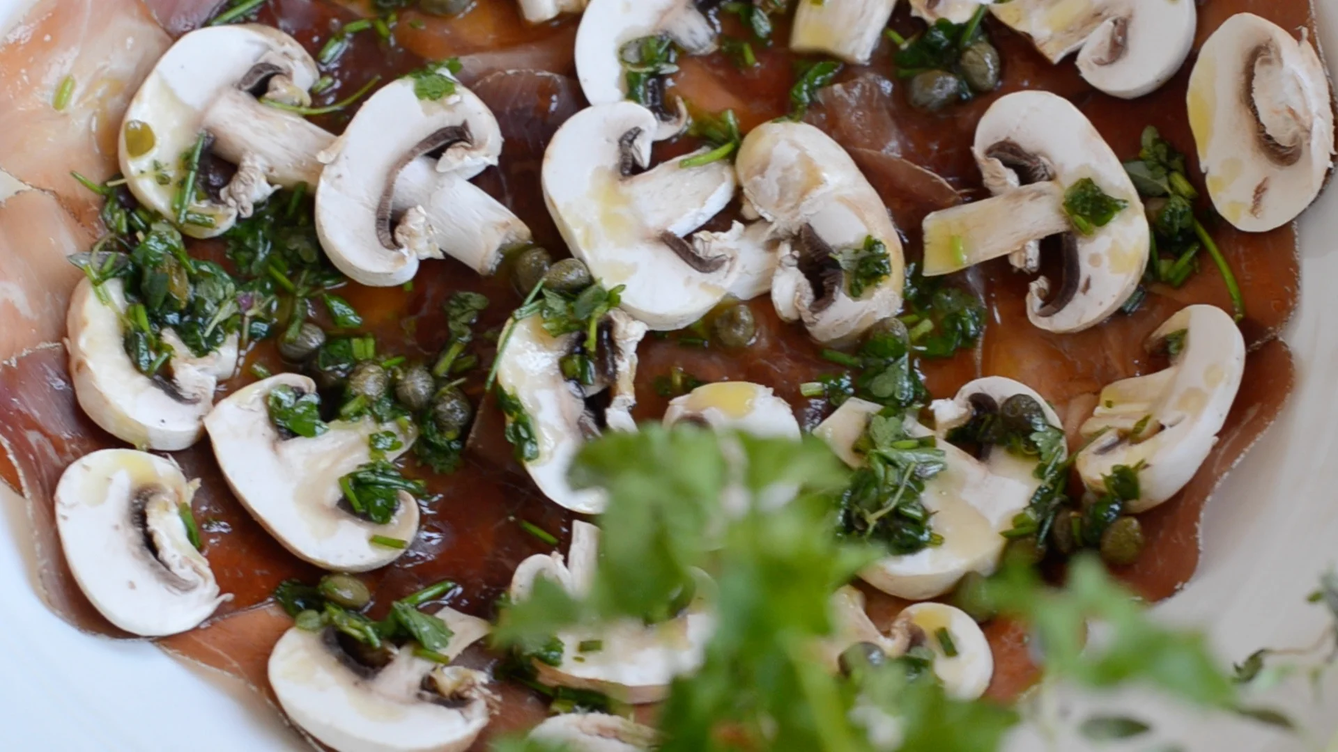 2/3 der Marinade verteilen