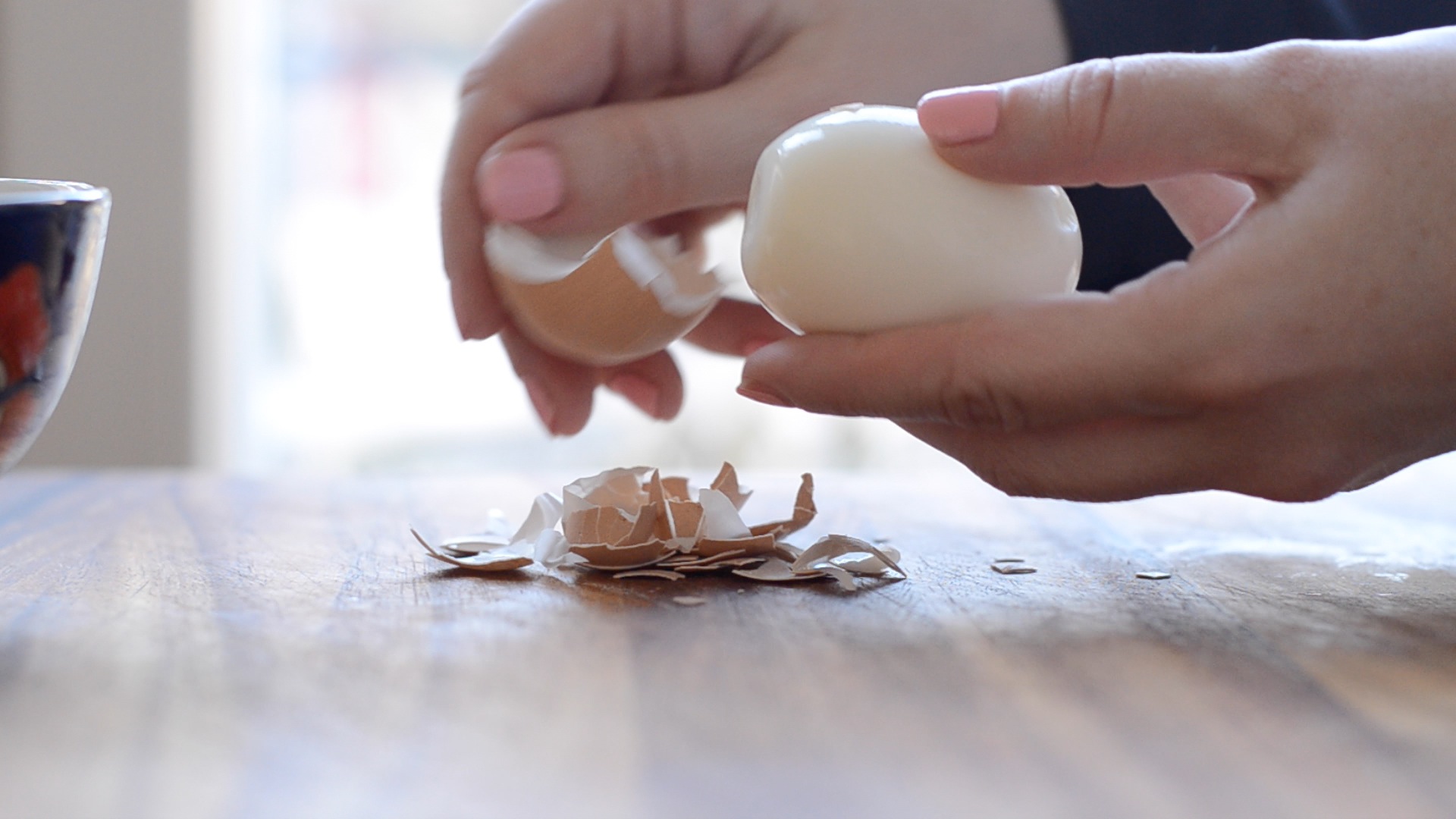 abgekühlte Eier vorsichtig schälen