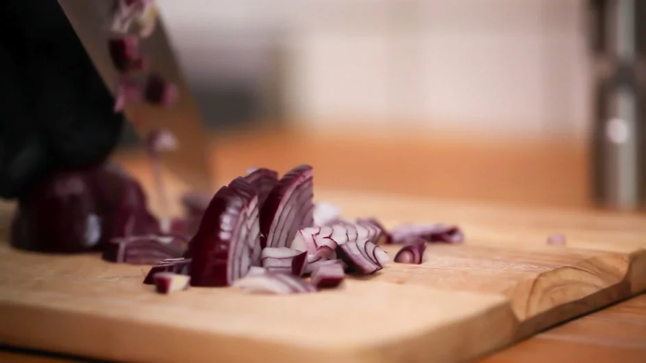 Zwiebel schälen und in Würfel schneiden