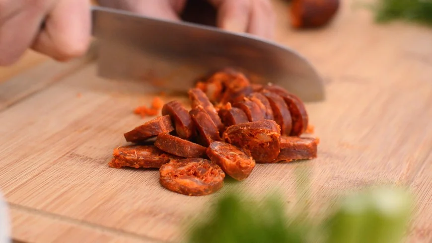Chorizo häuten und in Scheiben schneiden