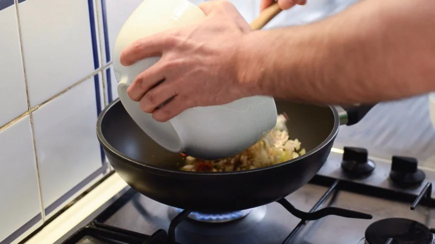 Gemüse, Kräuter und Wurst anbraten