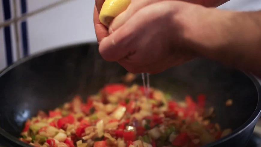mit Zitronensaft und Gewürzen abschmecken