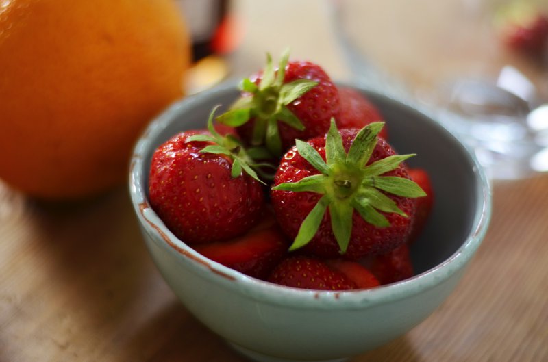 frische Erdbeeren vierteln