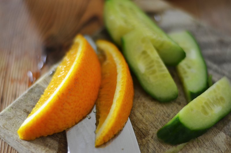 Gurken und Orangen in Scheiben schneiden