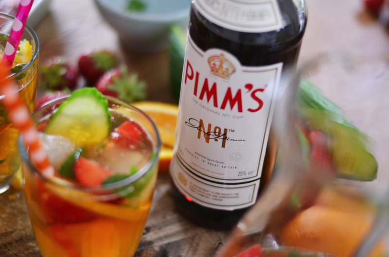 mit Pimm's und Zitronenlimo auffüllen