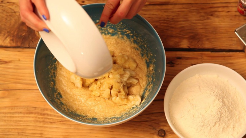 Nun zur Ei-Zucker-Butter-Mischung geben