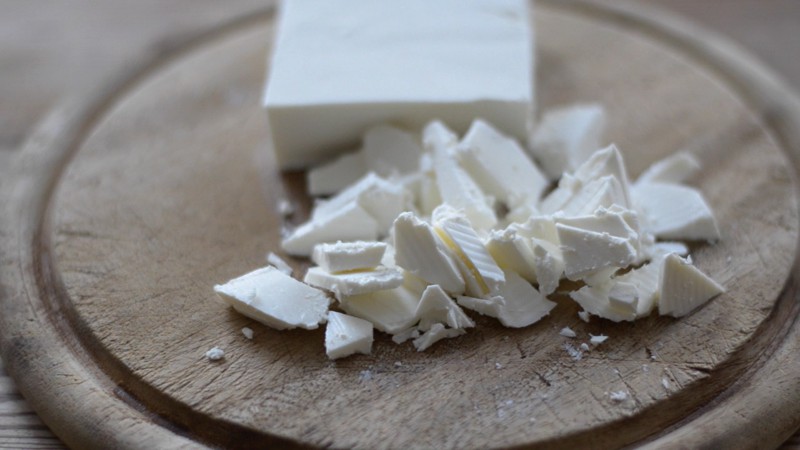 Feta-Käse in kleine Würfel schneiden