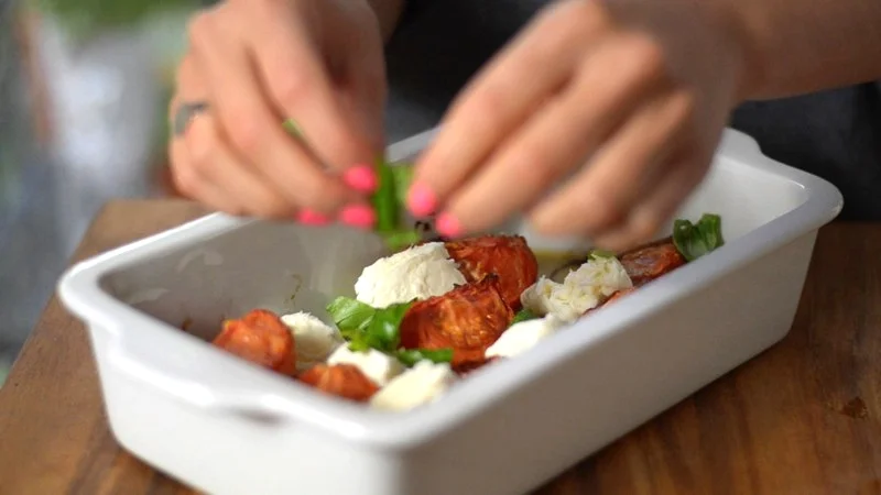 Mozzarella und Basilikum verteilen
