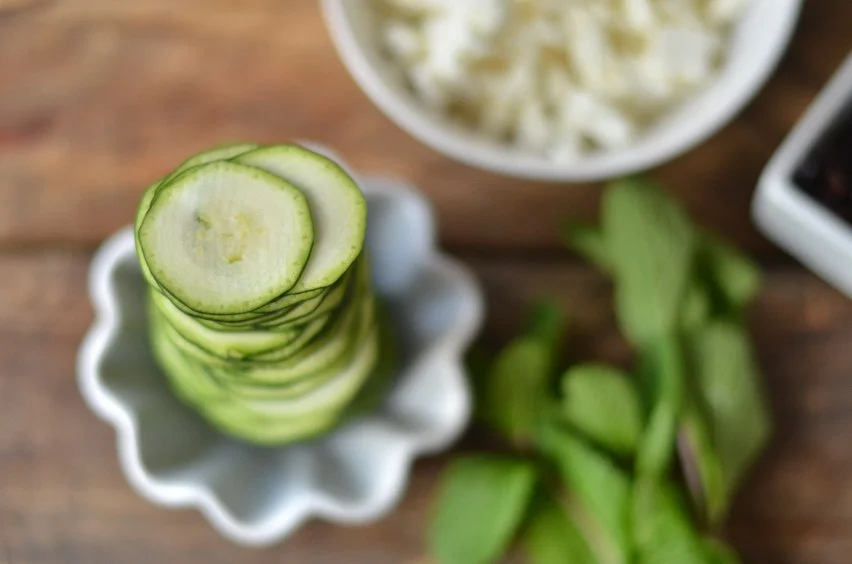 1 Zucchini in dünne Scheiben hobeln