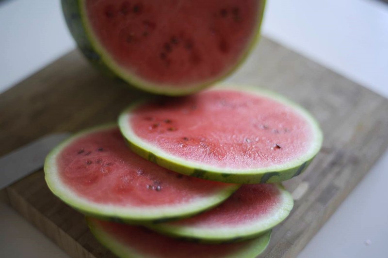 Wassermelone in Scheiben schneiden