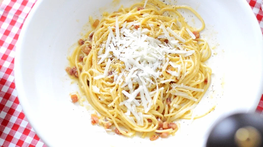 Mit Speck und restlichem Pecorino anrichten