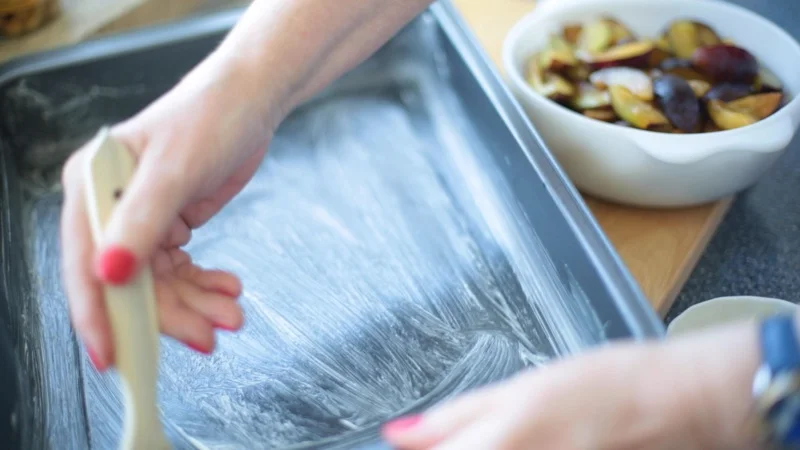 Backform mit restlicher Butter einfetten