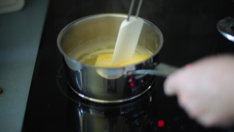 Butter zerlassen, danach lauwarm abkühlen lassen.